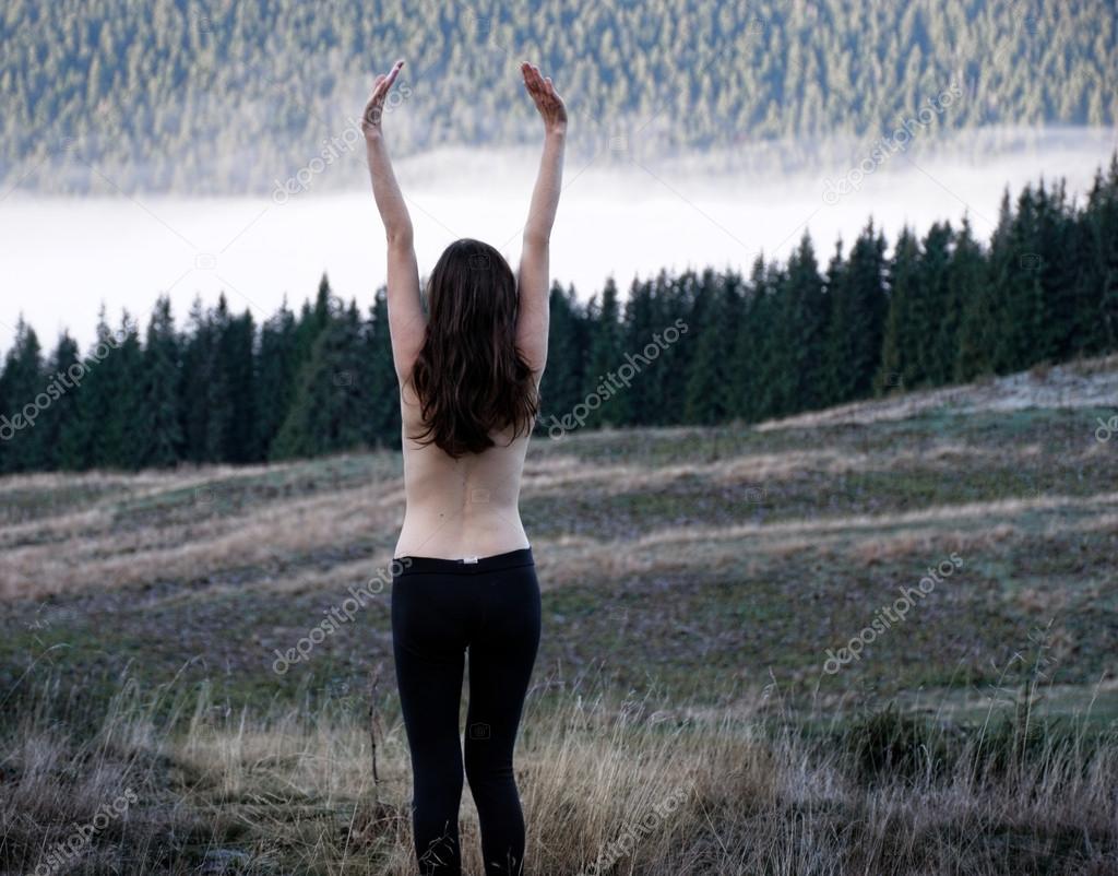Фото голой страстной девушки в горах