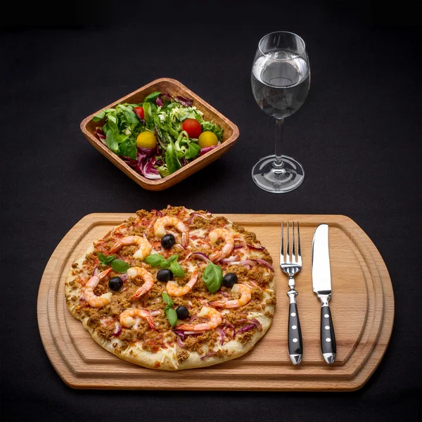 Tuna pizza with shrimp, salad and water