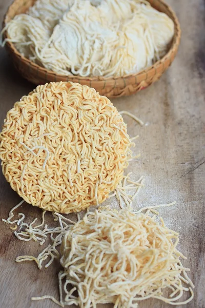 Noodles and dried instant noodle