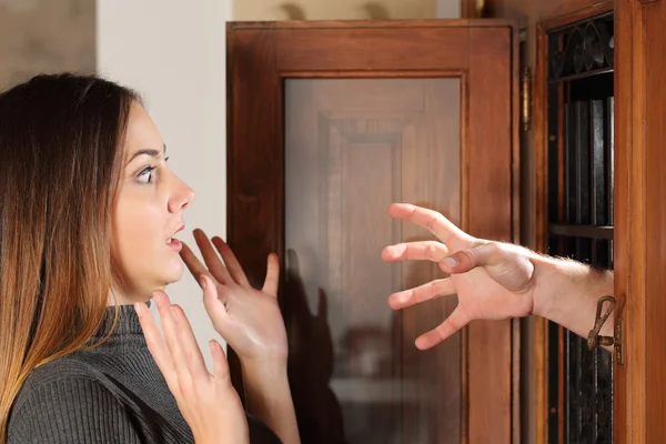 Aggression when a burglar try to attack a housewife