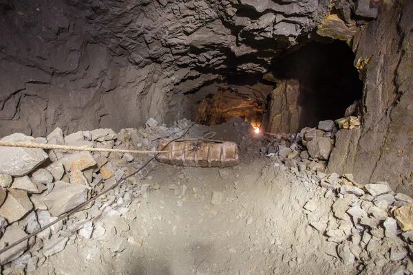 Underground mine ore scraper