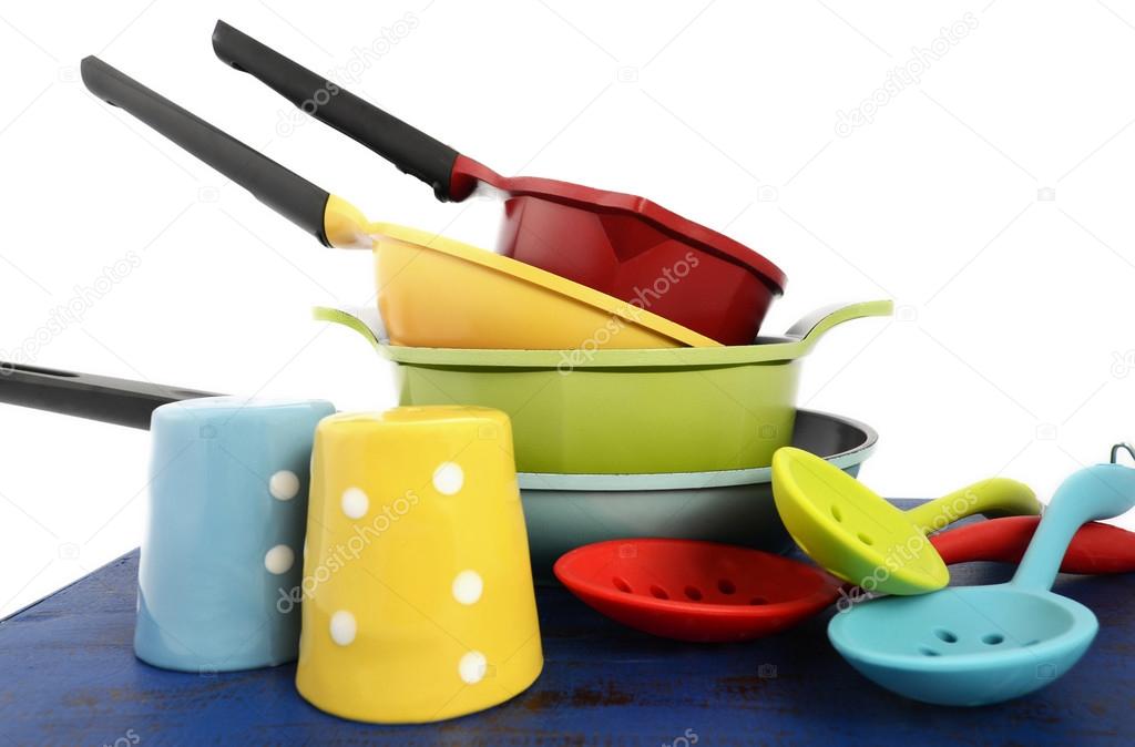 Heldere, kleurrijke keuken potten en pannen — stockfoto © amarosy ...