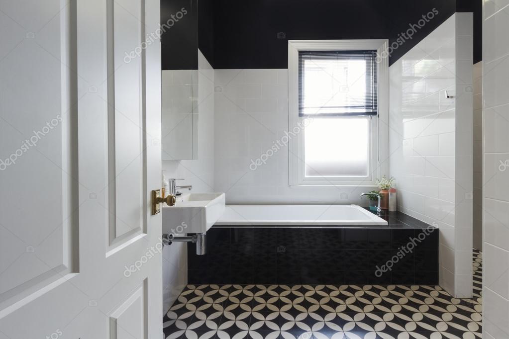 Bagno di design bianco e nero di ristrutturazione pavimento ... Bagno con pavimento nero