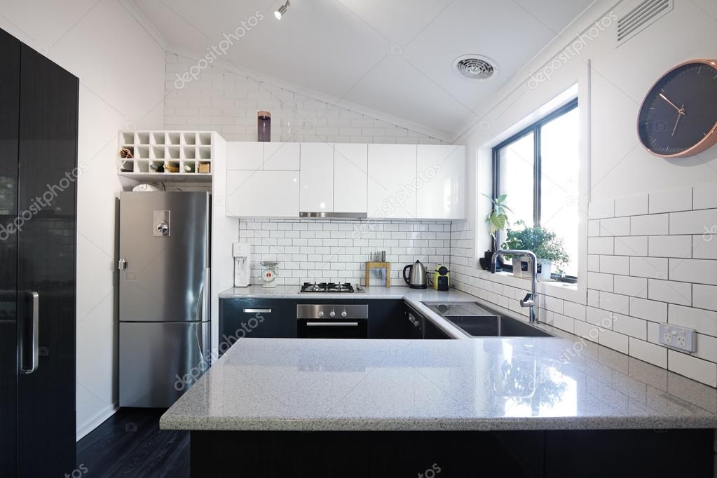 Nieuwe zwart wit hedendaagse keuken met metro tegels — stockfoto ...