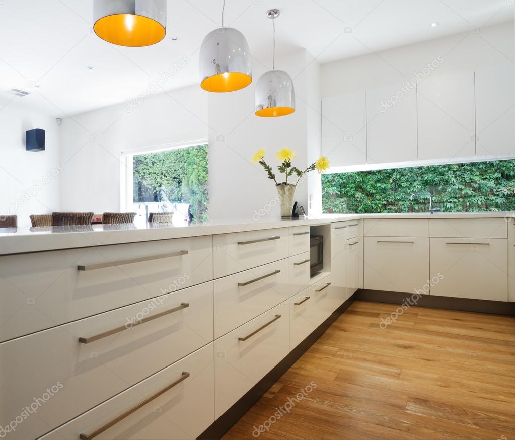 SkÃ¥p lÃ¥dor i en ny modern vita kök renovering — stockfotografi ...