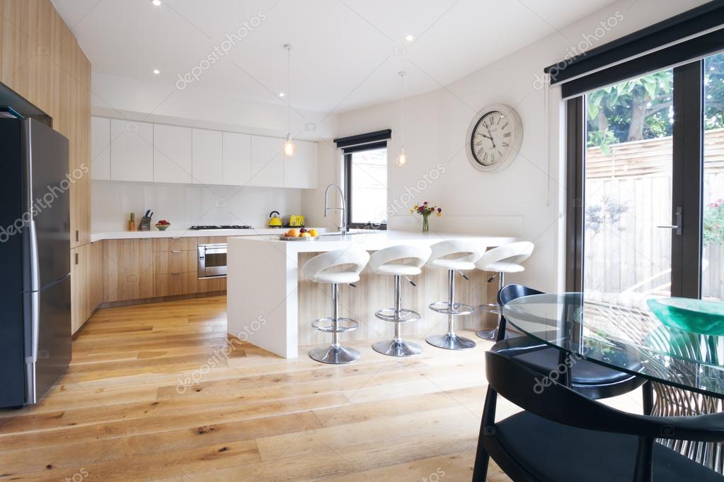 Moderne open keuken met eiland bank — stockfoto © jodiejohnson ...