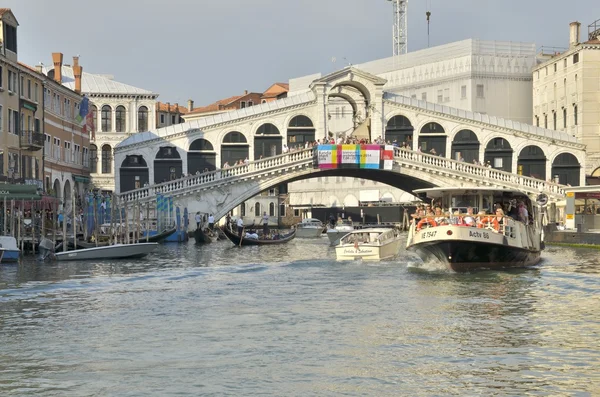 Vaporetto crossing the Rialto bridge