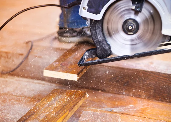 Grinder machine grinding planks