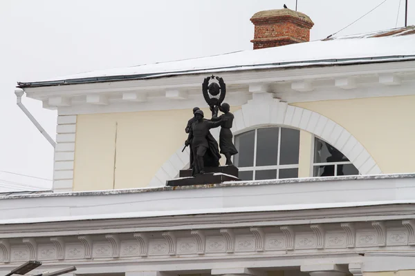 Sculptures of Soviet soldiers, workers and peasants on the roof of the building, the city of Orel, March 2014