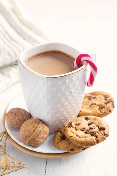 Cacao drink and chocolate chip cookies