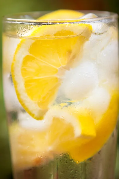 Water with  lemon and lot of ice