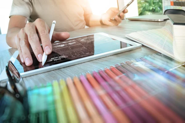 网站设计师工作数字平板电脑和与电脑笔记本 