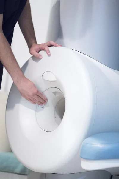 MRI scanner for leg and arm