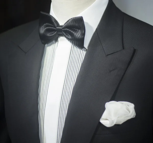 Store dummy in dinner jacket and bow tie