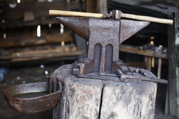 Anvil and hammers