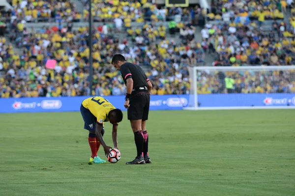 Ecuatorian soccer player in front of the referee during Copa Ame