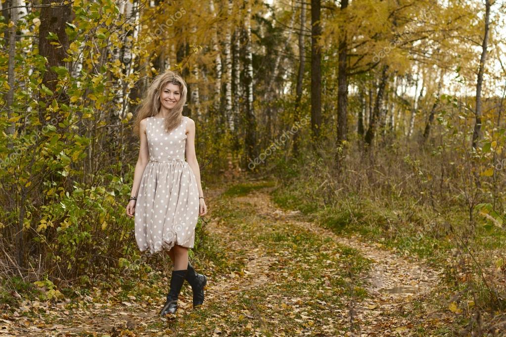 Деревенская девка разделась в осеннем лесу