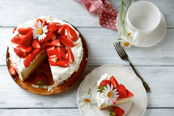 Delicious cake with strawberries