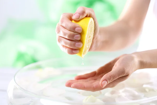 Lemon bath to help lighten skin discolorations