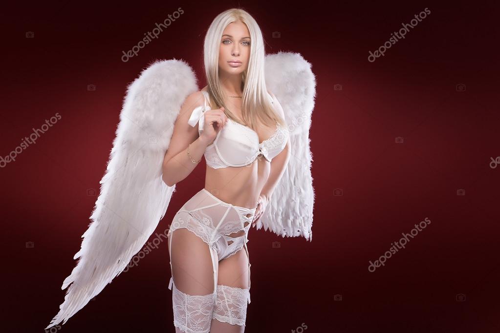 Сексуальный ангелочек позирует на улице в белом белье