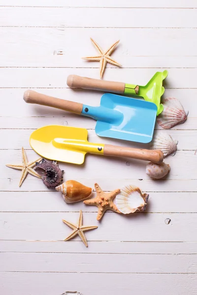 Tools for playing in sand and sea objects