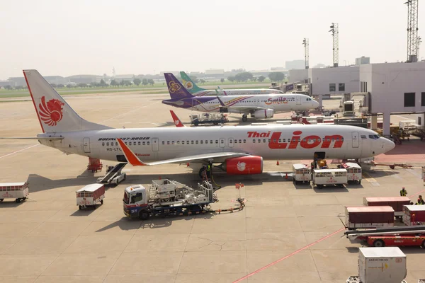 泰国,曼谷-2015 年 10 月 28 日: 军官正在加载到