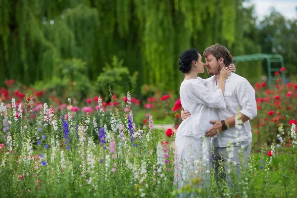 拥抱自然的快乐怀孕夫妇 - 图库照片MyGoodIm