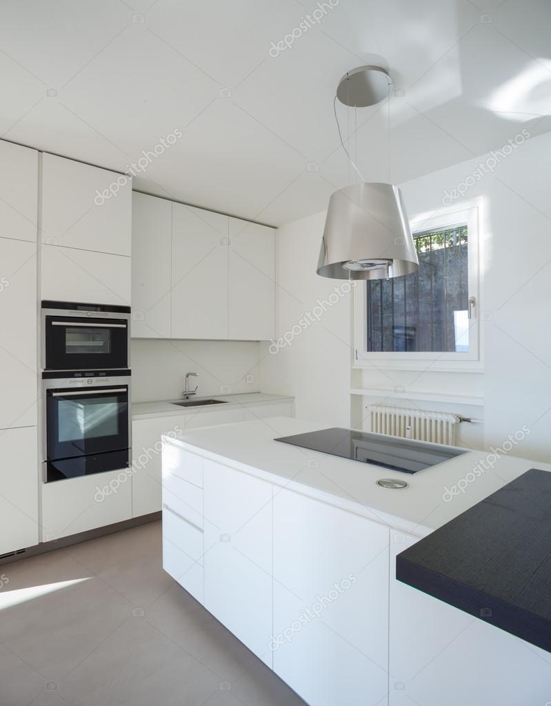 Casa, cucina di lusso moderna — foto stock © zveiger #102931540 Camino a induzione moderno