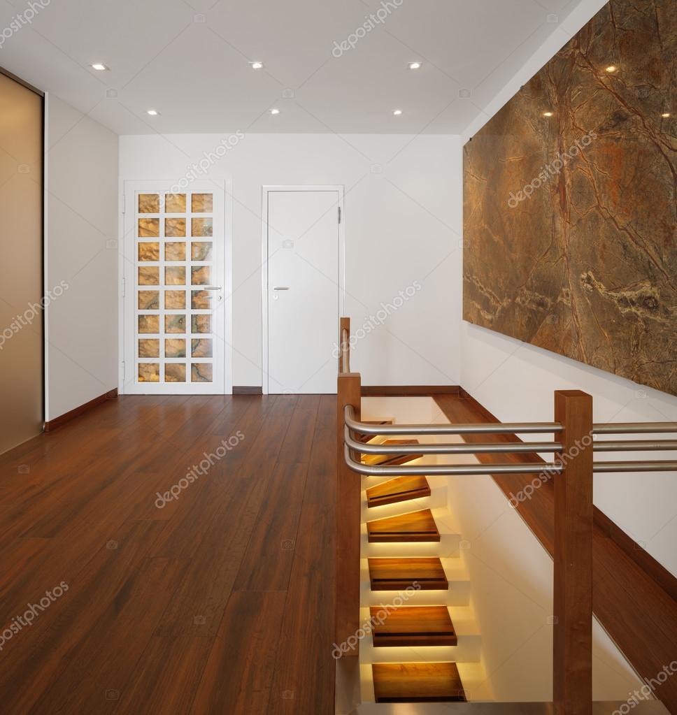 Modernt hus, posten med parkett och tänd trappa — stockfotografi ...