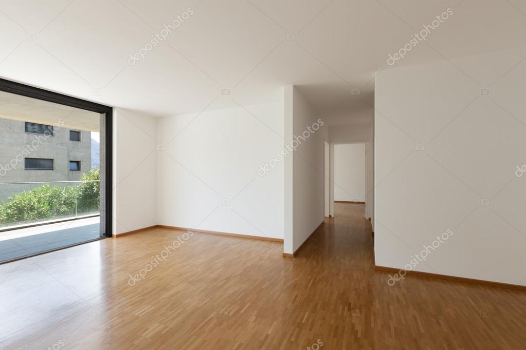 Salone vuoto con balcone — foto stock © zveiger #86616488 Saloni con parquet