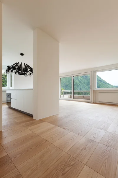 Grote lege open keuken met woonkamer met balkondeuren — stockfoto ...