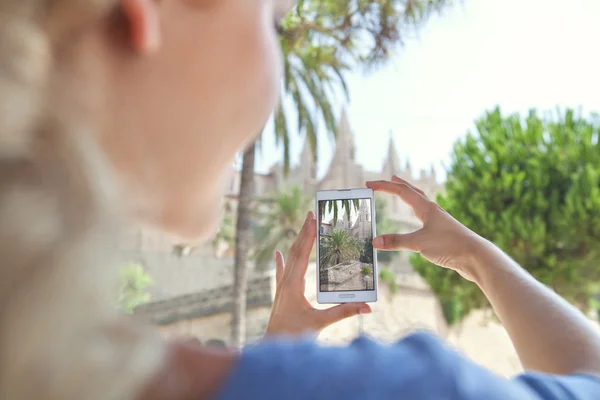 Girl take pictures of a monument