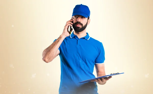 邮递员送来谈到手机的文件夹 - 图库照片luism