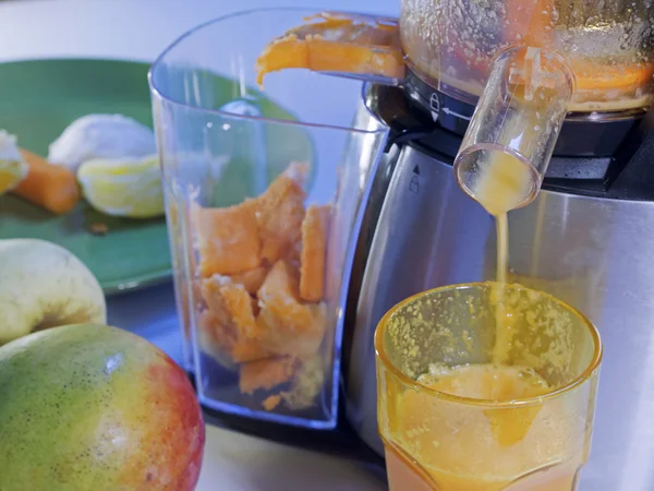 Extractor juice low rpm in working produces fresh juice without