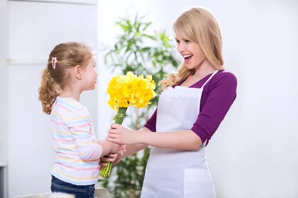 Daughter donates mother a bouquet of flowers for mother\'s day
