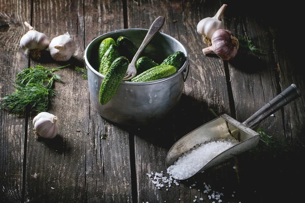 Preparation of low-salt pickled cucumbers