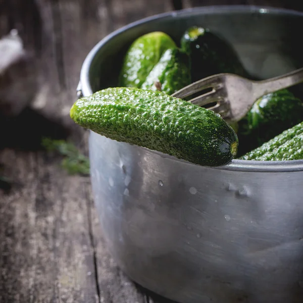 Preparation of low-salt pickled cucumbers