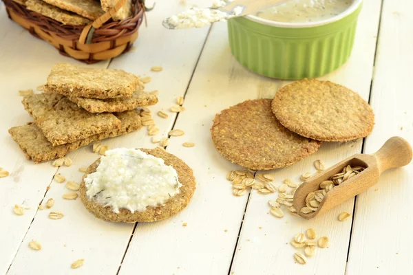 Oat-wholegrain crackers with processed cheese