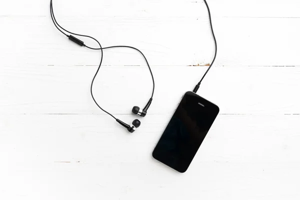 Cellphone with earphone