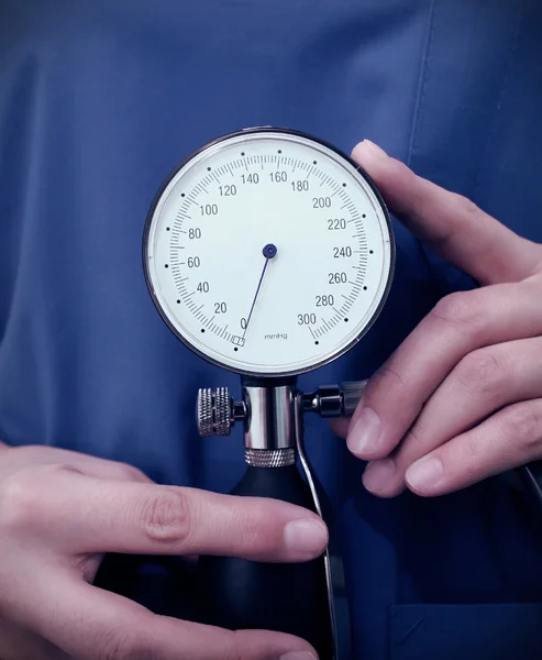 Pressure gauge in the hands of a doctor