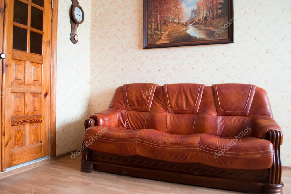 Woonkamer interieur design. bruin lederen bank — stockfoto ... Banken woonkamer interieur