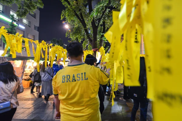 People hang yellow ribbons for the memory to victims of sea disaster in Korean Sea