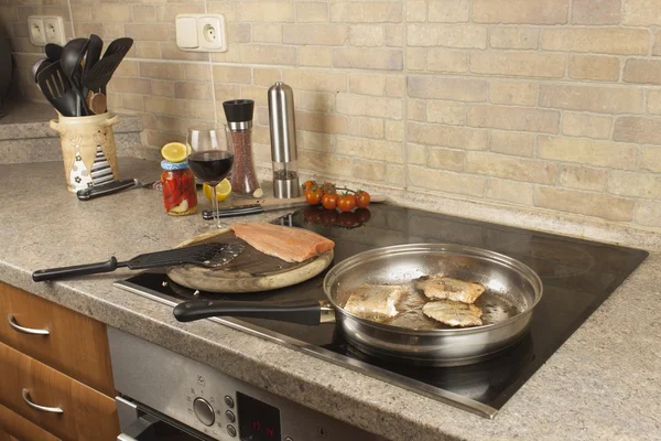 Preparation of frozen salmon, homemade dressing, frying in a pan