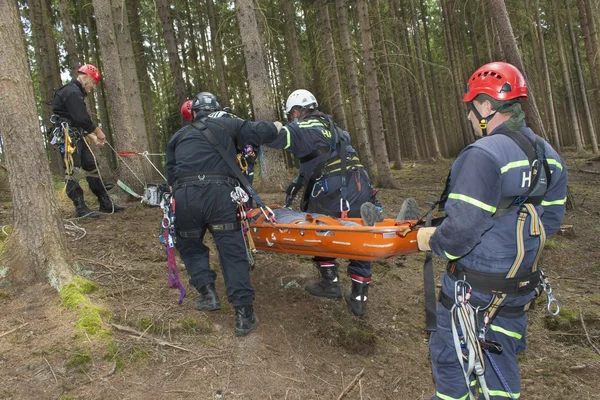 Training rescue injured people in difficult terrain