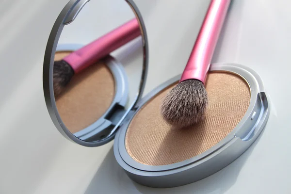 Face powder and makeup brush
