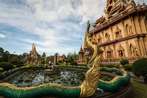 娜迦雕塑花园里的查龙寺,普吉岛,泰国 - 图库照