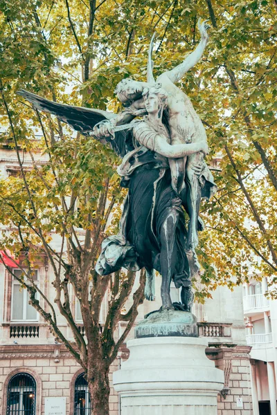 The angel, sculpture at center