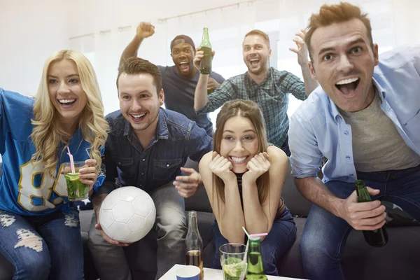 在观看足球比赛的朋友 - 图库照片gpointstudio