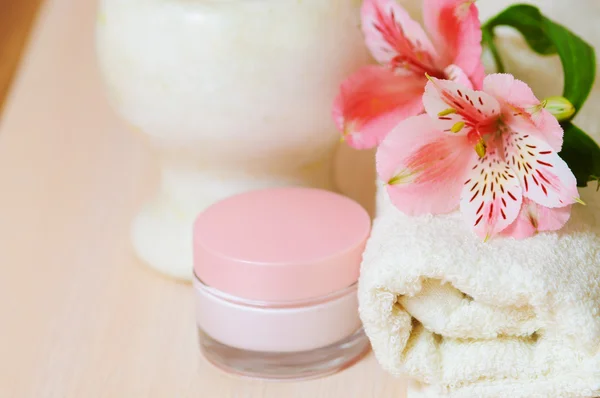 Cosmetic moisturizing cream towels and  flower