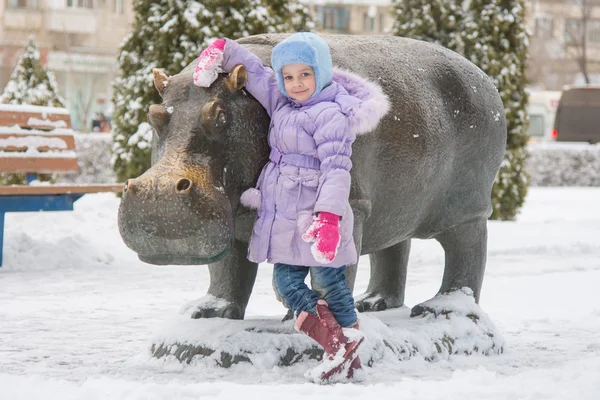 Five-year girl stands the sculpture \